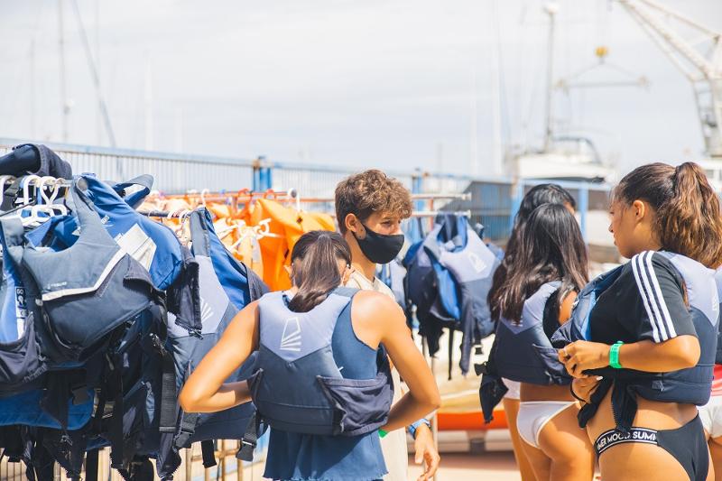 Grupo de niños preparándose para la actividad en la playa del campamento de cocina
