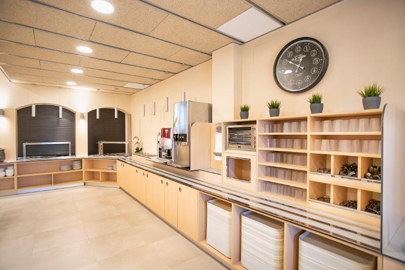 lugar donde se pone la comida para que los niños y jovenes puedan comer durante el campamento de verano en tarragona