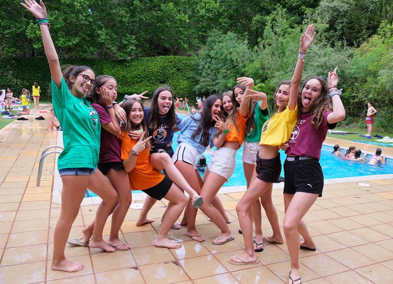 grupo de niñas posando divertidas en una de las fiestas acuaticas en el campamento de verano en tarragona