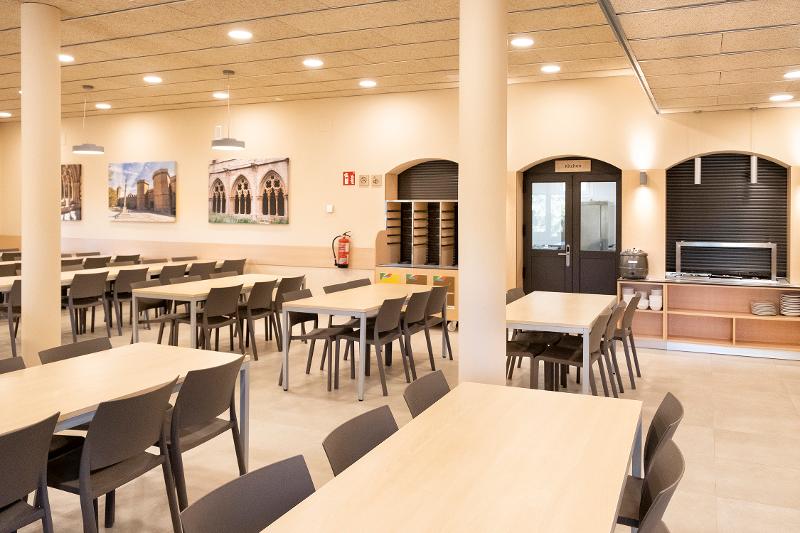 comedor donde los niños y jovenes comen en los descansos del campamento de verano en tarragona