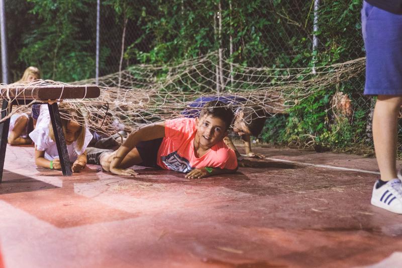 Chico participando en una actividad del campamento con traslado