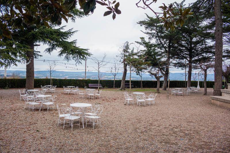 terraza en las instalaciones del campamento de verano en tarragona
