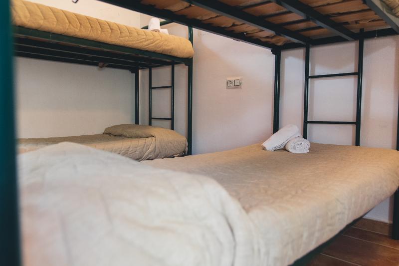 Literas para el descanso de los niños en el campamento de verano en tarragona