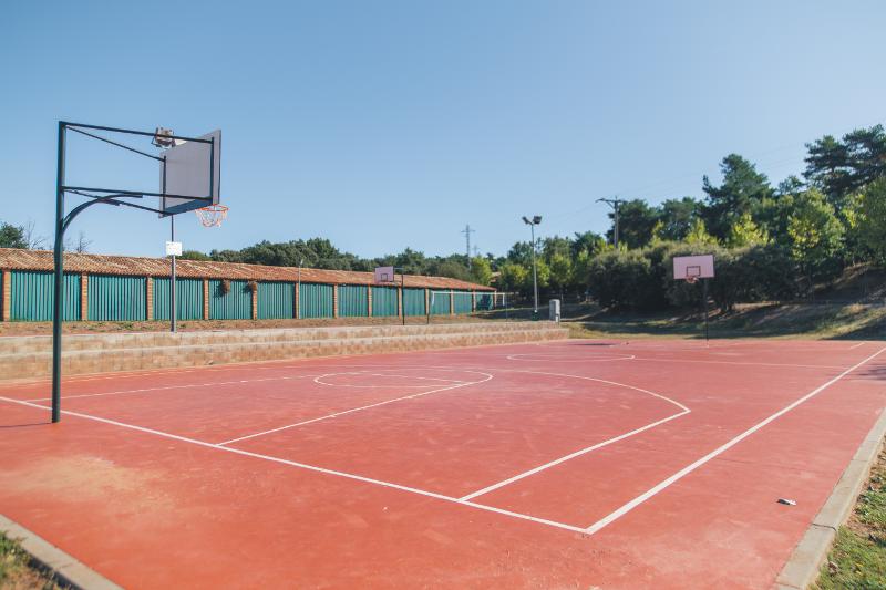pista de baloncesto para que los jovenes practiquen este deporte en el campamento de verano en tarragona