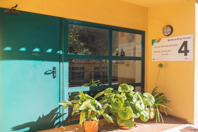 Zona de entrada a la residencia del campamento de verano en tarragona