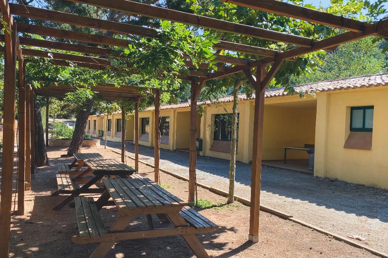 Zona de picnic para los jovenes y niños en el campamento de verano en tarragona