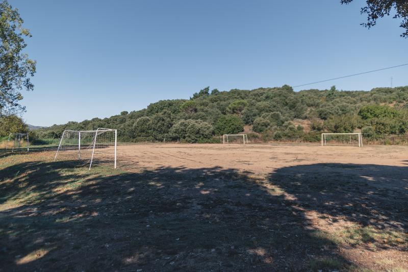 Campo de futbol en el exterior para los jovenes del campamento de verano en tarragona