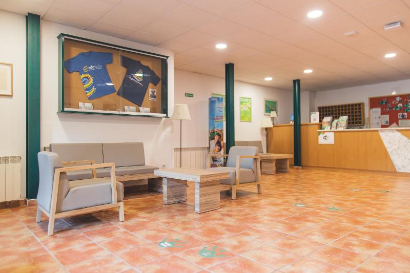 Zona de recepcion para los jovenes que comienzan su estancia en el campamento de verano en tarragona