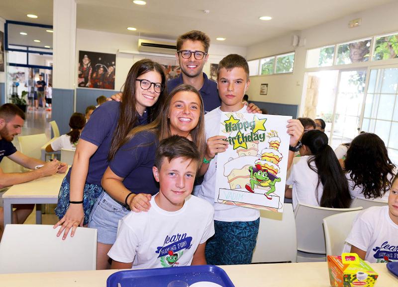 Grupo de niños celebrando el cumpleaño de uno de los jovenes en las clases de ingles del campamento de verano en tarragona