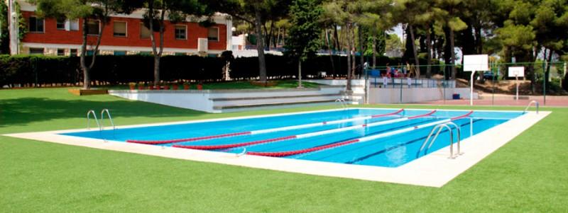 Piscina en el jardin de las instalaciones del campamento de verano en tarragona para las actividades acuaticas
