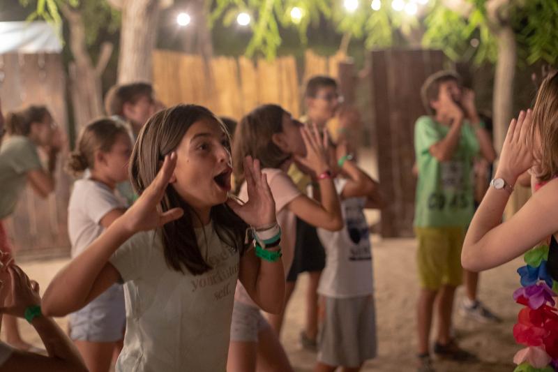 Grupo de niños disfrutando de los juegos nocturnos durante su viaje de idiomas al extranjero