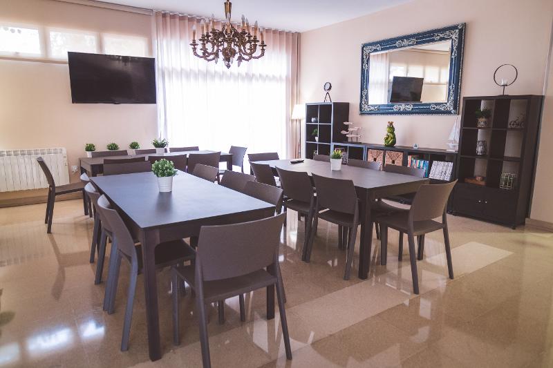 Mesas en el comedor del campamento de verano en tarragona