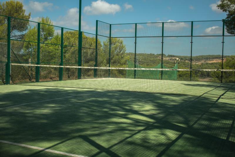Pista de tenis para los jovenes del campamento deportivo en tarragona