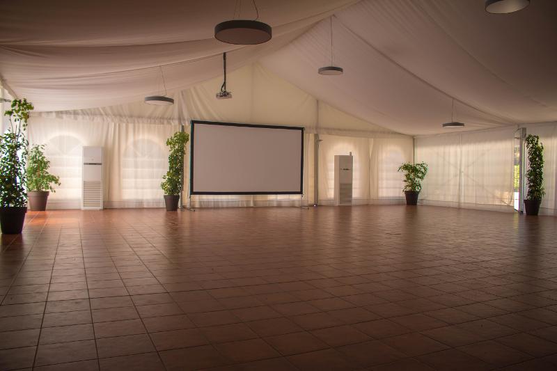 Proyector en el salon de actos para visualizar las actuaciones de los jovenes del campamento de verano en tarragona