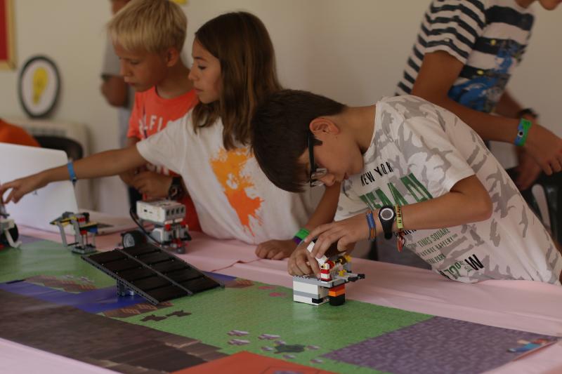 Niños montando un circuito durante un curso de ingles