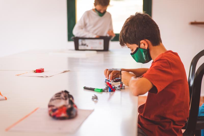 niño mostrando su creación durante el viaje para niños tecnológico en Tarragona
