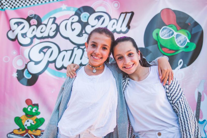 Niñas felices disfrutando de las clases de baile del campamento de verano en tarragona