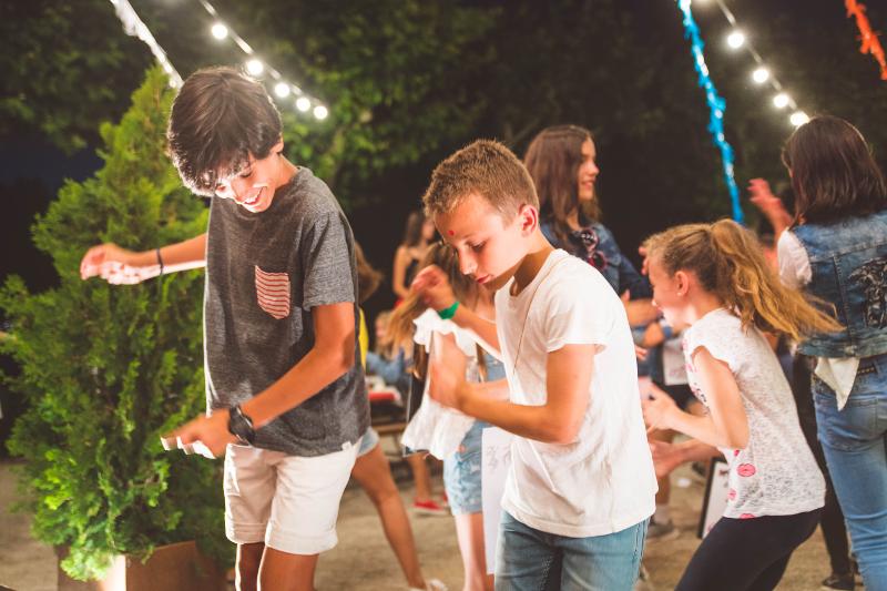 Grupo de niños participando en la competición de baile del campamento multiaventura Asturias