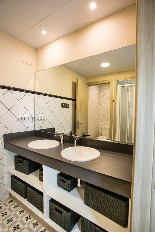 Baño privado de los jovenes del campamento de verano en tarragona