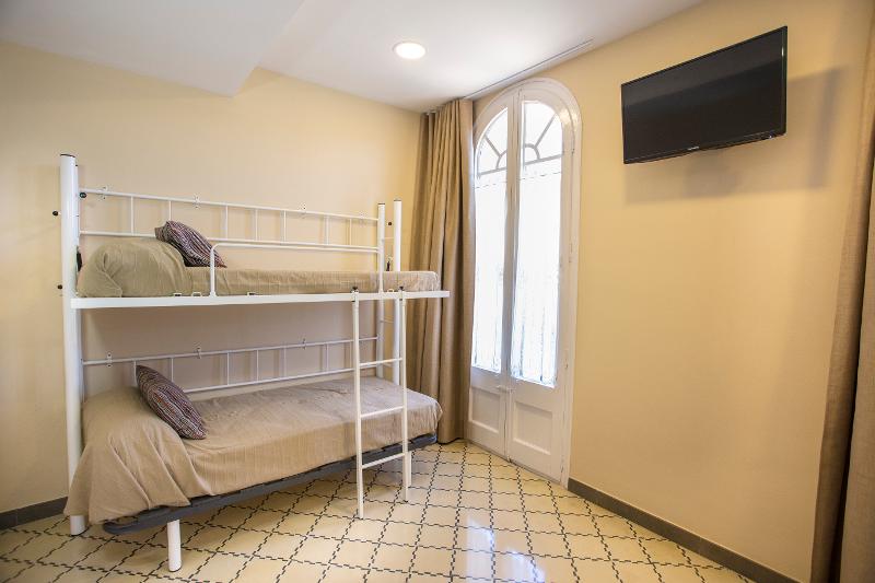 Habitacion con literas para los grupo de jovenes del campamento de verano en tarragona