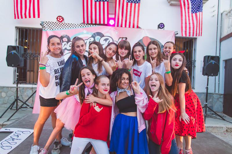 Grupo de niños disfrutando en una fiesta tematica de disfraces en el campamento de verano en tarragona