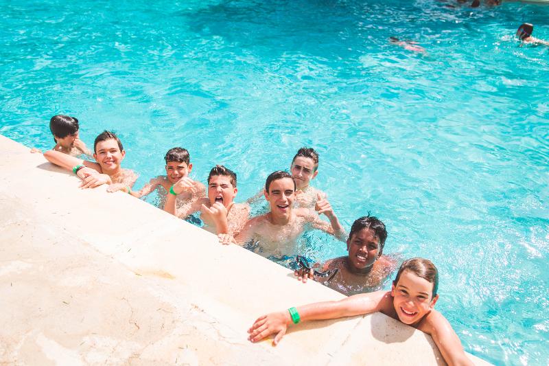 Grupo de participantes del mismo equipo preparándose para el partido final en el campamento de waterpolo