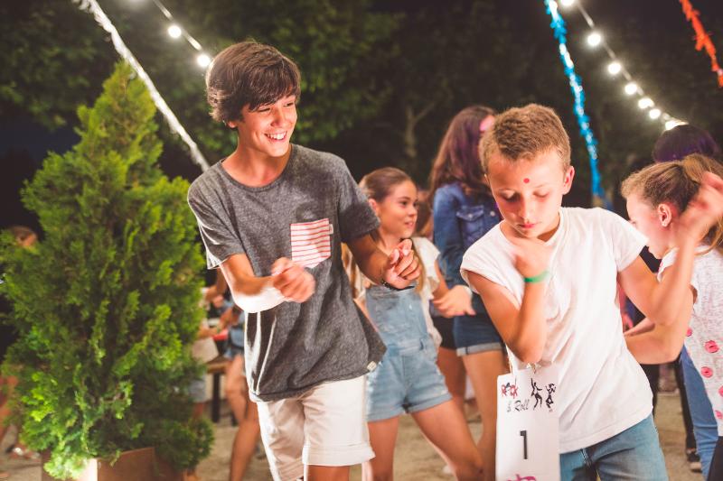 Grupo de niños participando en un concurso de baile organizado por el campamento Alemania verano