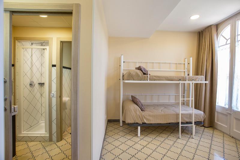 Habitacion doble con literas y baño privado para los jovenes del campamento de verano en tarragona