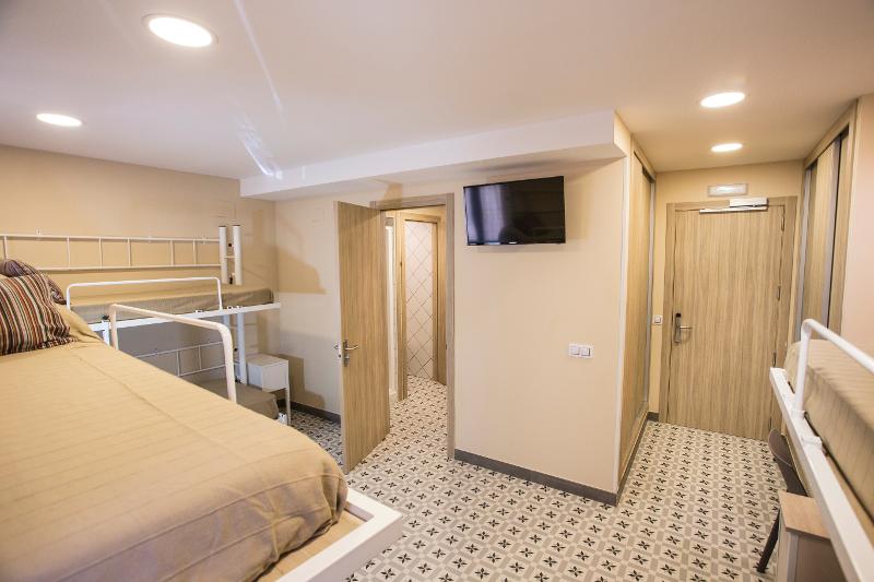 Habitacion doble con baño privado para los jovenes del campamento de verano en tarragona