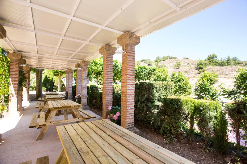 Zona de picnic para los jovenes y niños en el campamento de verano en tarragona