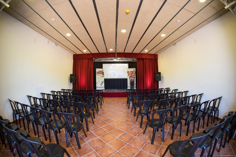salon de actos para realizar las funciones de actuacion por los niños del campamento de verano en tarragona