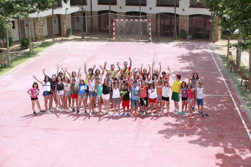 grupo de jovenes posando en la cancha de futbol del campamento de verano en tarragona