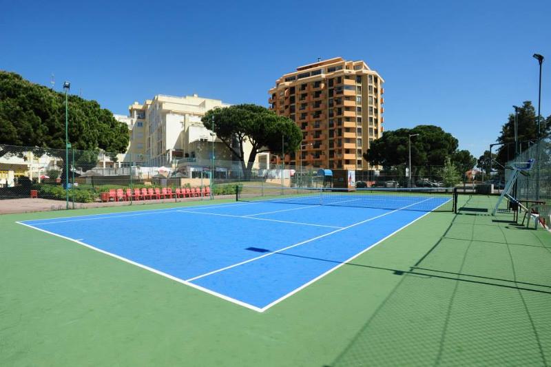Pista de tenis del surf camp Portugal