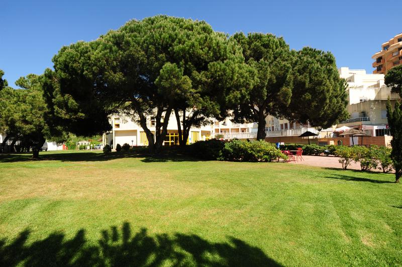 Jardín exterior del alojamiento del surf camp Portugal
