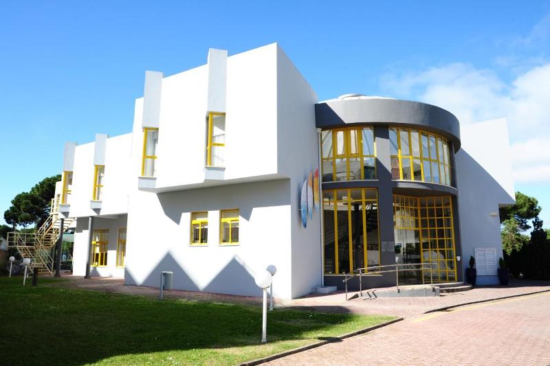 Exterior de la entrada del hostel del surf camp Portugal