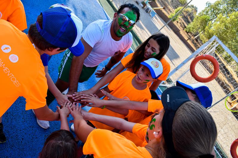 jóvenes haciendo su canto de victoria en el final de los juegos del campamento verano Huesc