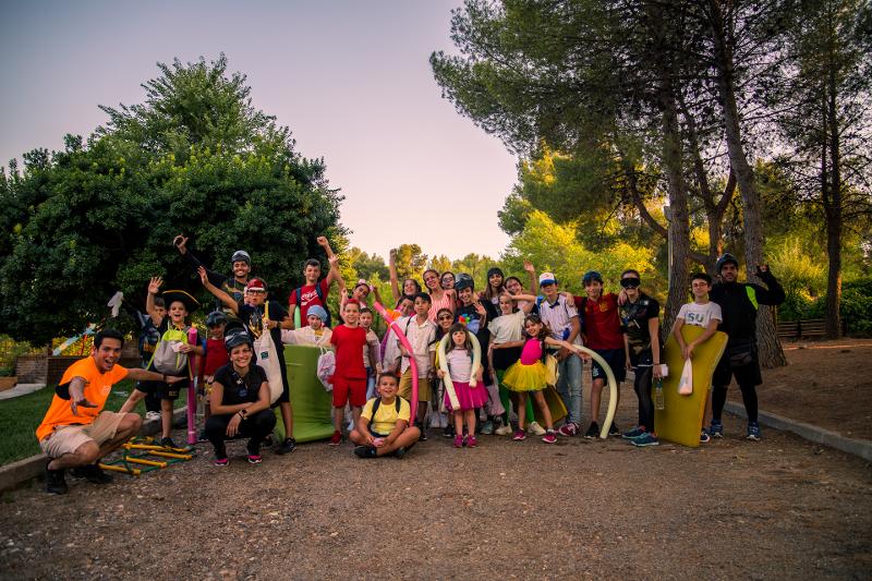 grupo de niños en la naturaleza del campamento de verano en Toledo en la tarde de juegos