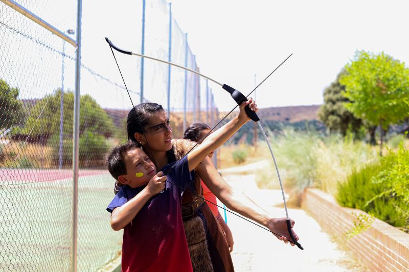 niño practicando el tiro con arco entre las actividades multiaventura del campamento de inglés en Tenerife