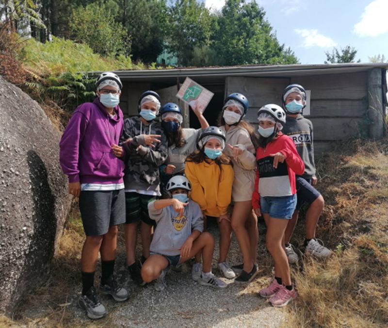 jovenes posando para la foto en el campamento multiaventura en portugal