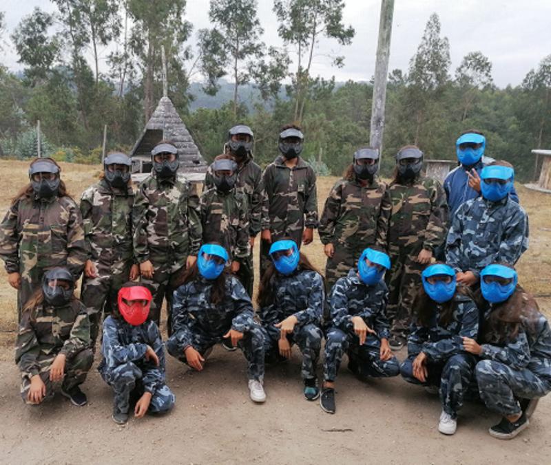 grupo de jovenes preparados para realizar paintball en el campamento de verano en portugal