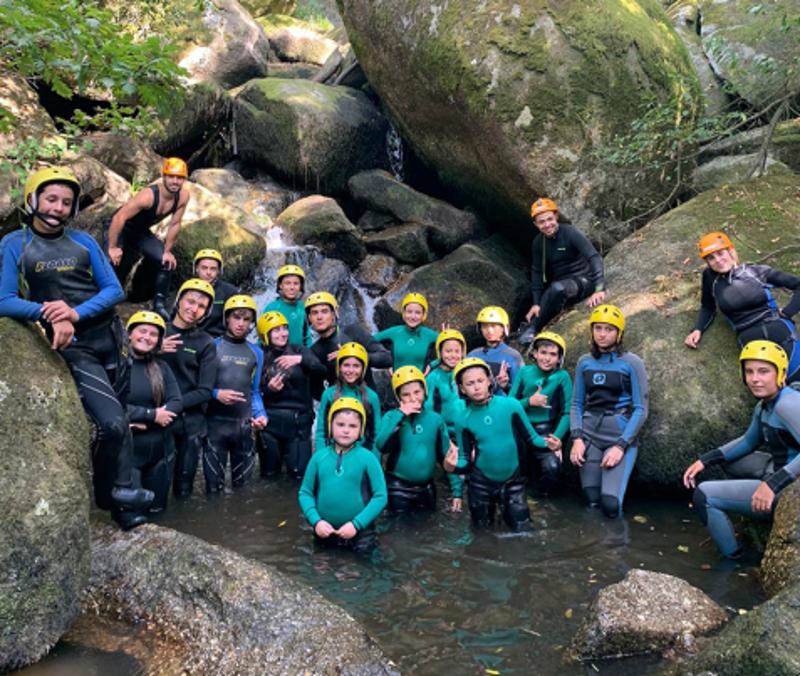 jovenes preparados para las actividades acuaticas en el rio del campamento de verano en portugal