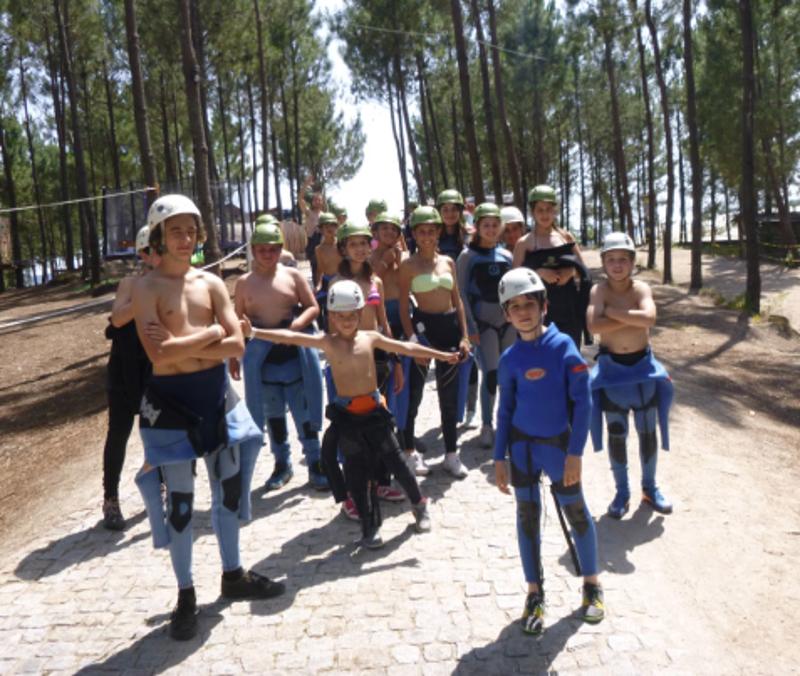 grupo de jovenes preparado para las actividades en la naturaleza del campamento multiaventura en portugal