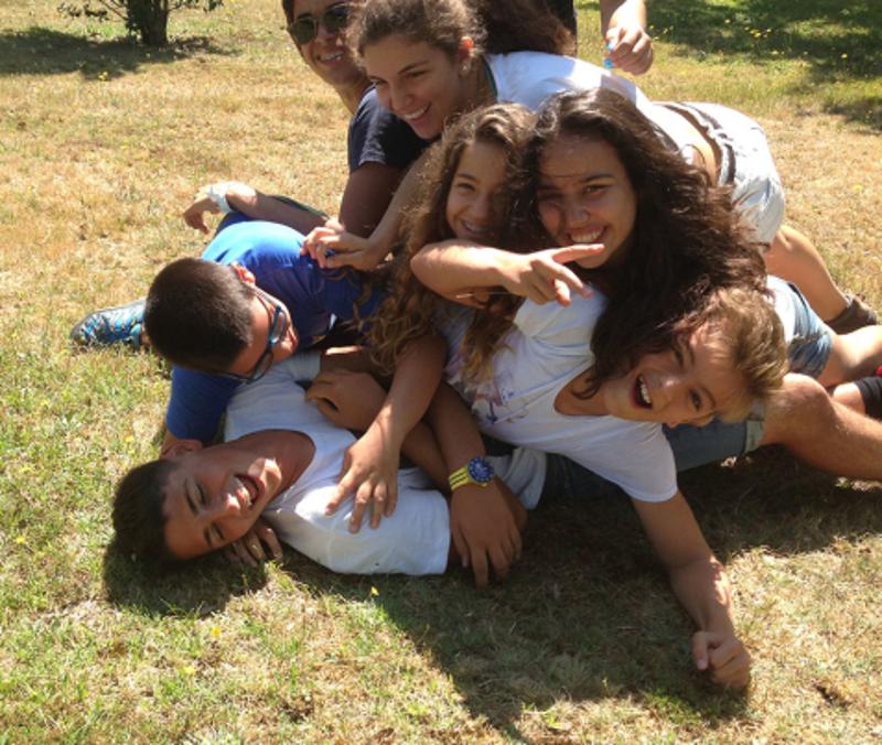 niños divirtiendose con los juegos del campamento de verano en portugal