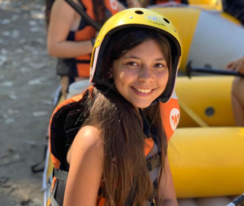 niña sonriendo preparada para las actividades acuaticas del campamento multiaventura en portugal