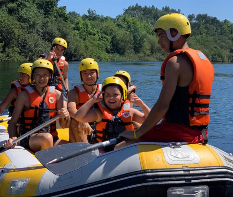 jovenes practicando kayak en el lago del campamento de verano en portugal