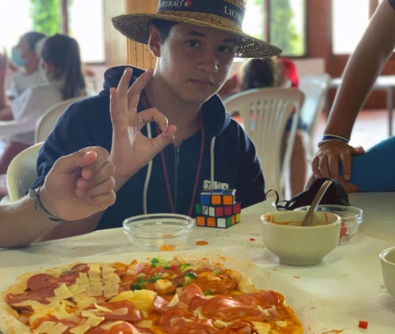 niño comiendo en el comedor del campamento de verano en portugal