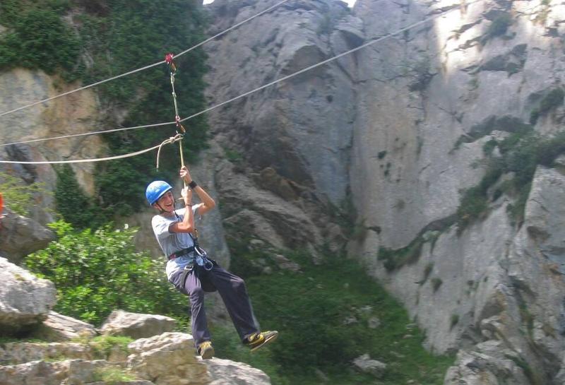 niño practicando tirolina en la naturaleza del campamento inglés Comunidad de Madrid