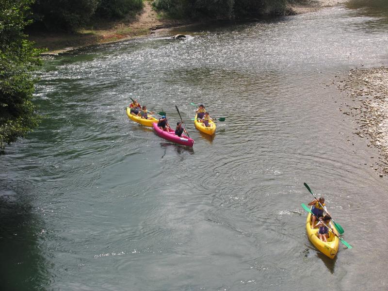 grupo de adolescentes practicando kayak en las actividades multiaventura del campamento de verano en Jaén