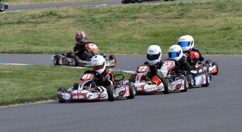grupo de jóvenes en una carrera de karts en el campamento multiaventura Asturias