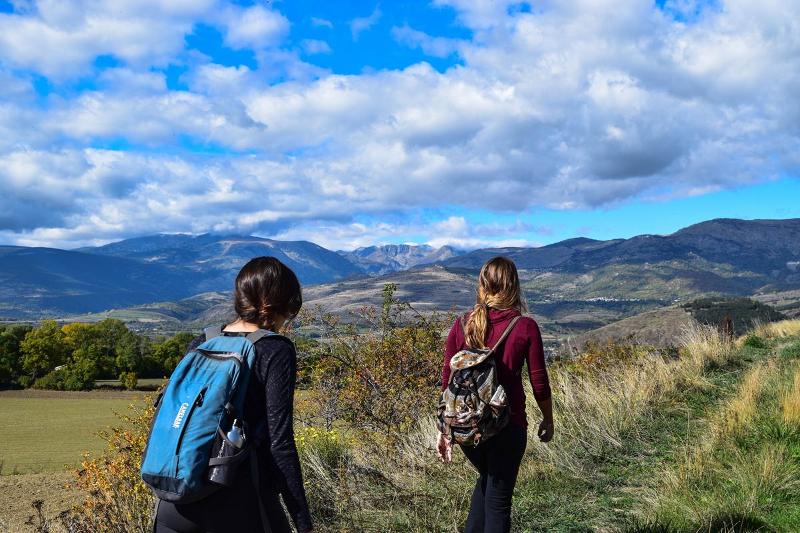 niñas practicando senderismo en la naturaleza con el campamento de inglés verano Valencia